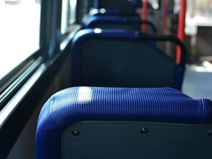 Elle montre ses seins, ils urinent dans le bus : un groupe de personnes alcoolisées sème la pagaille lorsque le chauffeur leur demande de sortir