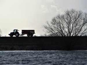 Un agriculteur piégé sous son tracteur sauvé de la noyade grâce au geste héroïque de deux passants
