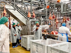 "Elles montrent que l'union fait la force" : la coopération agricole sort ses muscles en Aveyron pour défendre les abattoirs