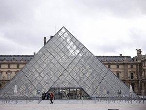 Cambriolage du Louvre : deux suspects mis en examen, leur ADN trouvé sur une vitre et un scooter, les bijoux toujours introuvables, ce qu'il faut retenir de la conférence de presse de la procureure