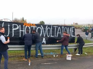 "Nous ne comptons pas laisser l'électricité prendre le pas sur notre alimentation" : ce parc photovoltaïque de l'Aveyron loin de faire l'unanimité, notamment chez les agriculteurs