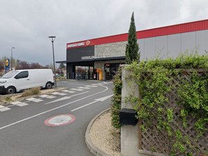 Il fouille dans son sac avec son arme à l'intérieur : un CRS tire accidentellement sur un ami sur le parking d'un Burger King