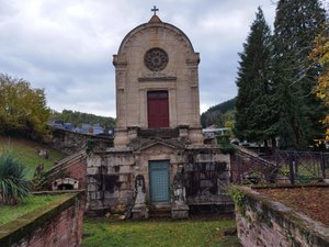 Quelles sont les personnalités locales qui reposent dans les cimetières de cette commune de l'Aveyron ?