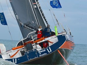 VIDÉO. "C'est un désastre" : un jet privé passe au ras d'un voilier de la Transat Café L'Or pour le prendre en photo, déchire sa voile et le renverse