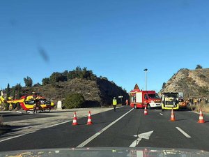 Il fait demi-tour sur la route malgré la ligne blanche continue et fait percute de plein fouet par un motard qui venait en sens inverse