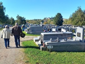 "On peut choisir sa place, comme ça" : ils sont encore vivants mais ont déjà acheté une concession au cimetière