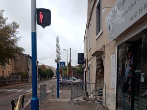 "J'ai fait une bêtise" : les deux ados partent en virée nocturne pour Halloween avec le véhicule d'un de leurs pères et défoncent l'entrée d'un immeuble