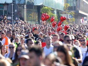 VIDÉOS. Un toit de la gare qui venait d'être rénovée s'était effondré et avait écrasé 16 personnes : un an plus tard, une vague humaine dans la rue