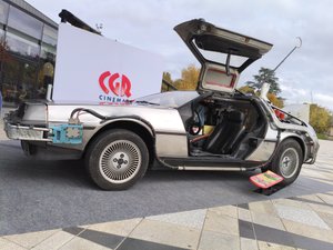 VIDÉO. Une invitée de marque devant le CGR de Rodez sur l'esplanade des Rutènes pour célébrer les 40 ans de "Retour vers le futur"