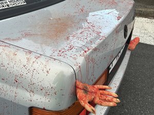 Il se baladait avec un cadavre dans le coffre arrière de la voiture pour Halloween, mais ce n'est pas ça que les gendarmes ont détesté
