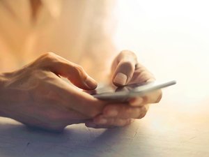 Elle prend sa voiture et part se jeter dans un ravin, mais elle avait gardé son téléphone portable qui lui sauve la vie