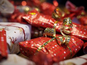 "C'est sur ces gens-là qu'on va faire des économies" : le gouvernement envisage d'enlever la prime de Noël aux bénéficiaires sans enfant