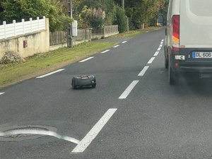 "Sous-payé en électricité", "trop stressé pour la tonte" : après la fugue d'un robot tondeuse sur la route, la réponse pleine d'humour du fabricant