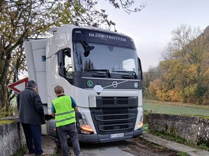 Un poids lourd de 44 tonnes se retrouve bloqué sur le pont de cette commune de l'Aveyron pendant cinq heures
