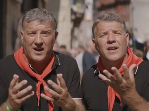 Les chanteurs aveyronnais Les Jumeaux bientôt à l'honneur de l'émission "Absolument stars" sur M6 avec leur Se Canto festif
