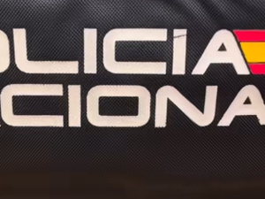 Enfermée par son mari dans un taudis sans lumière ni eau courante, jonché d'urine et d'excréments, elle vivait au milieu de 52 chiens