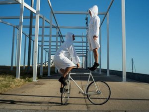 C'est une histoire de gros qui fait du vélo : c'est quoi "Mentir lo Mínimo", en escapade ans ce village de l'Aveyron ?