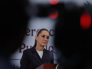 VIDÉO. Un homme ivre agresse sexuellement la présidente du Mexique, Claudia Sheinbaum, et tente de l'embrasser en pleine rue