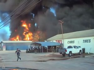 VIDÉO. Un avion-cargo s'écrase sur un centre de recyclage de pétrole aux États-Unis : une vidéo amateur a capté le crash terrifiant qui a fait 12 morts