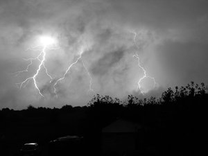 "Parmi les éclairs les plus puissants en France en 2025" : un impact de foudre "explosif" fait sursauter la région de Toulouse et affole internet