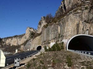 A75 : les poids lourds, les transports en commun et les transports de marchandises dangereuses interdits de circuler dans le tunnel de l'Escalette
