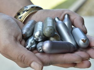 Rodez. "Ce phénomène touche de plus en plus d'adolescents" : cette ville de l'Aveyron prend un arrêté pour interdire le protoxyde d'azote