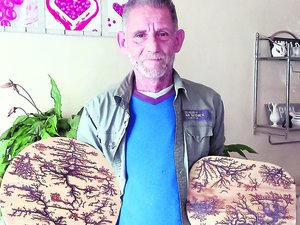 "J'ai découvert cette technique sur Internet" : rendez-vous à Lanuéjouls avec Bruno Artigues, qui grave sur bois à l'aide de l'électricité