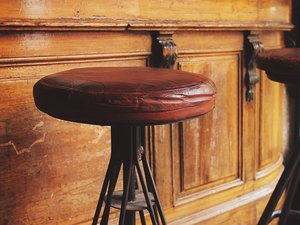 Le portier d'un bar refuse l'entrée à un client : mécontent, l'homme refoulé le poignarde et le tue