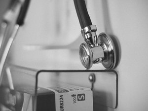 Médecins, infirmières, nombre de jours d'ouverture, offre de soins.... Comment vont fonctionner les maisons du réseau "France Santé" approuvé par les députés ?