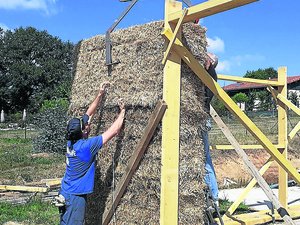 "Une majorité de produits écologiques" : les Bouquier construisent un hameau de maisons de paille aux portes de l'Aveyron