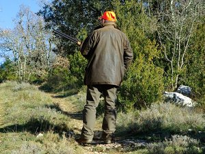 Un chasseur de 64 ans se tire dans le mollet avec son fusil à la frontière de l'Aveyron, il est évacué par hélicoptère