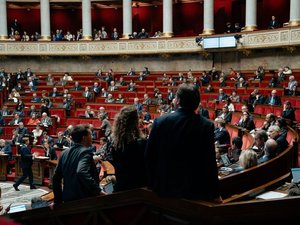 VIDÉO. "Vous nous cassez les oreilles" : Sandrine Rousseau prise à partie à l'Assemblée, Yaël Braun-Pivet monte vivement au créneau