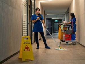 Plus de maladies ou de licenciements : nettoyer les locaux professionnels est une activité qui nuit à ceux qui font ce travail
