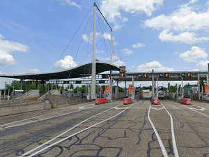 "Je suis content de rentrer chez moi tous les soirs" : il pourchasse en voiture et sans permis sa femme enceinte jusqu'au péage de l'autoroute