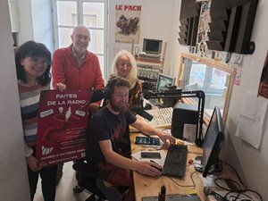 Avec sa "caravane-studio mobile" qui va dans les campagnes, cette radio de l'Aveyron maintient sa vigilance face aux coupes budgétaires