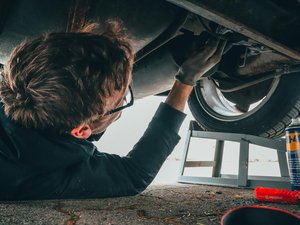 Ses "travaux de mécanique" virent au drame : il réparait sa propre voiture quand elle lui retombe dessus, les secours arrivent trop tard