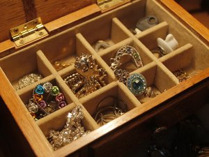 "Pour une femme, c'est important" : l'élue municipale part assister aux cérémonies du 11-Novembre et perd tous ses bijoux dans un cambriolage