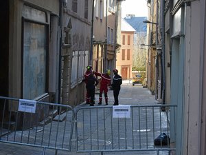 Une cheminée menace de tomber dans le centre-ville de Rodez : les pompiers sécurisent les lieux, la circulation fermée tout le week-end