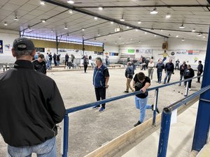 "C'est bon pour l'économie locale" : ce boulodrome couvert de l'Aveyron est un lieu de jeu et de rencontre... un petit peu trop petit