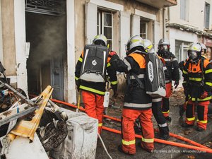 VIDÉO. Les deux pompiers grimpent au 3e étage pour combattre un feu d'appartement et se font coincer par les flammes