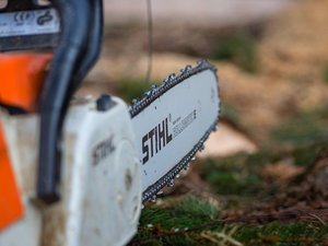 Le choc sur le parking d'un magasin : une femme de 60 ans se suicide avec une tronçonneuse électrique