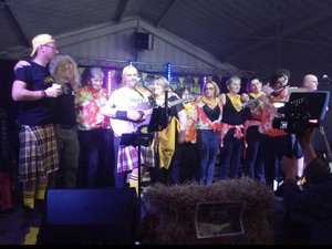 VIDÉO. "On naît pas bon mais on se marre" : une décennie de fête et d'émotions pour ce groupe festif de l'Aveyron