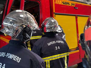L'incendie prend au rez-de-chaussée, ils parviennent à s'enfuir en passant par les toits