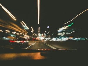 Il grille un feu rouge, refuse d'obtempérer, slalome sur le périphérique, défonce la barrière du péage et finit sa cavalcade... en courant