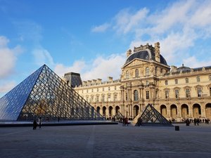 "C'est fait, on décolle !" : le Louvre visé... par une blague belge, deux Tiktokeurs accrochent un tableau près de la Joconde
