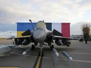 Guerre en Ukraine : face à l'invasion russe, la France va livrer jusqu'à 100 Rafale à l'Ukraine