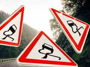 La chaussée est devenue glissante sur cette route d'Occitanie, mais ni la pluie ni l'hiver qui vient n'en sont responsables