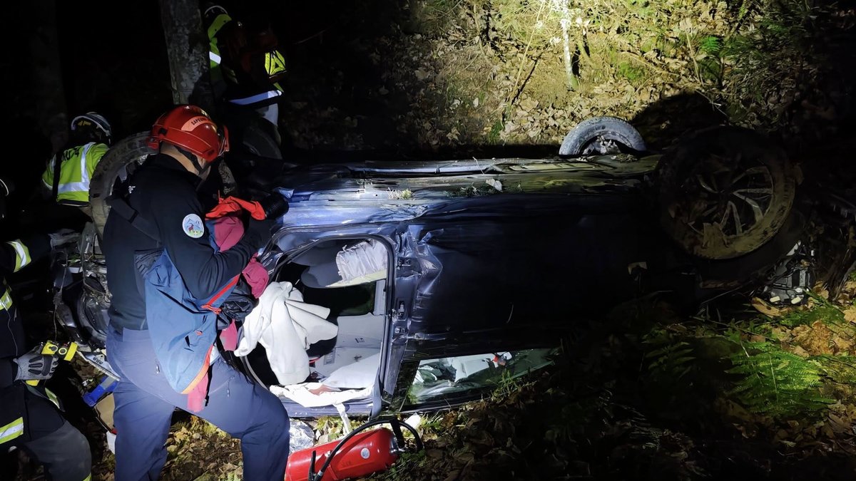La voiture se retrouve sur le toit après une chute de 70 mètres dans le ...