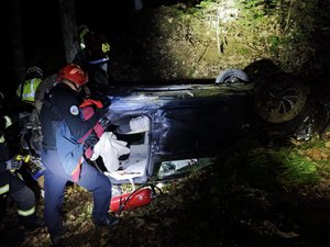 La voiture se retrouve sur le toit après une chute de 70 mètres dans le ravin : le jeune conducteur sauvé après une délicate opération des pompiers