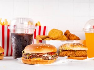 Ils pèsent 1 900 milliards de dollars par an : les aliments ultra-transformés sont bien "une menace pour la santé publique"